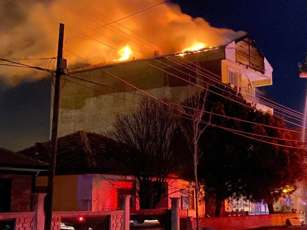 Çatıda başlayan yangın, alt katlara sıçramadan söndürüldü