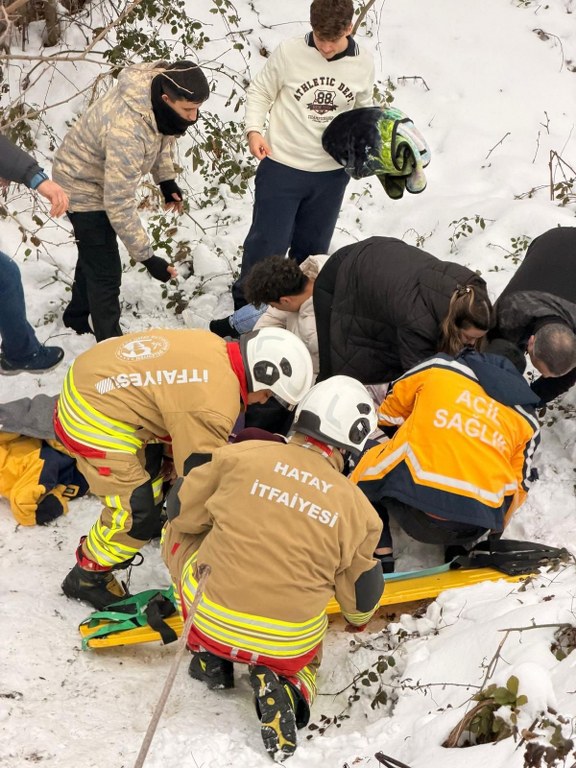 Otomobil dereye uçtu: 5 yaralı