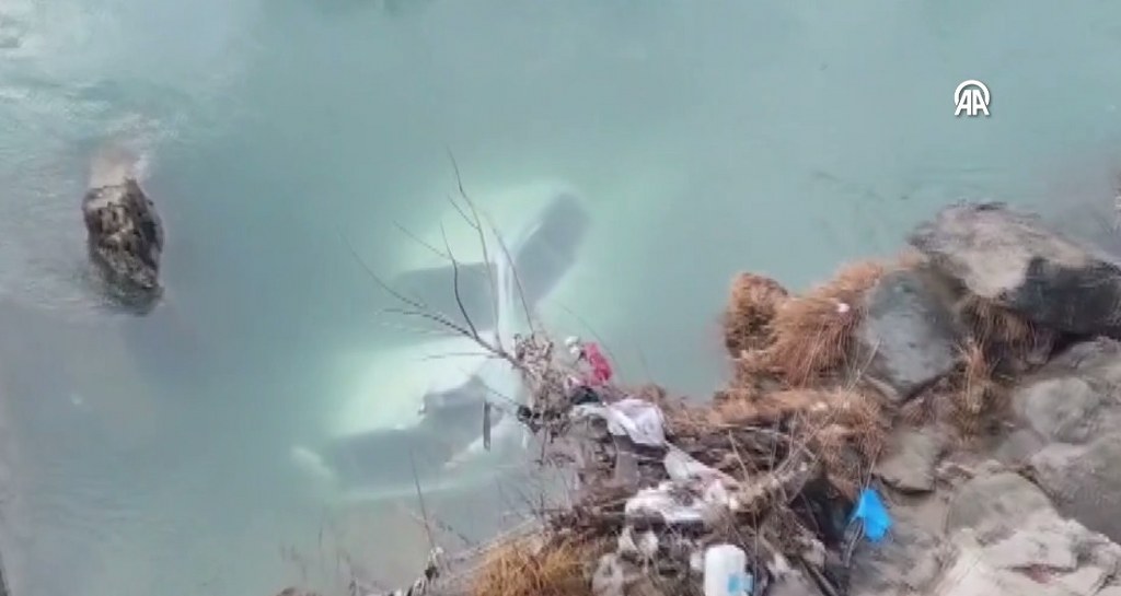 Dereye düşen pikaptaki 3 kişi yaralandı