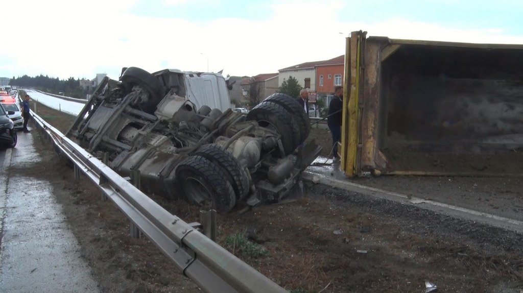 Hafriyat kamyonu devrildi, E-5 trafiğe kapandı