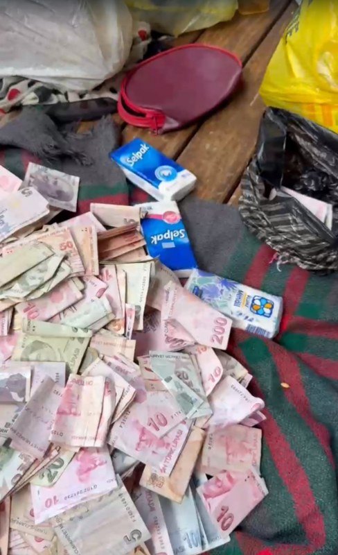 Dilencinin pazar arabasından 35 bin 985 TL ve 10 çeyrek altın çıktı