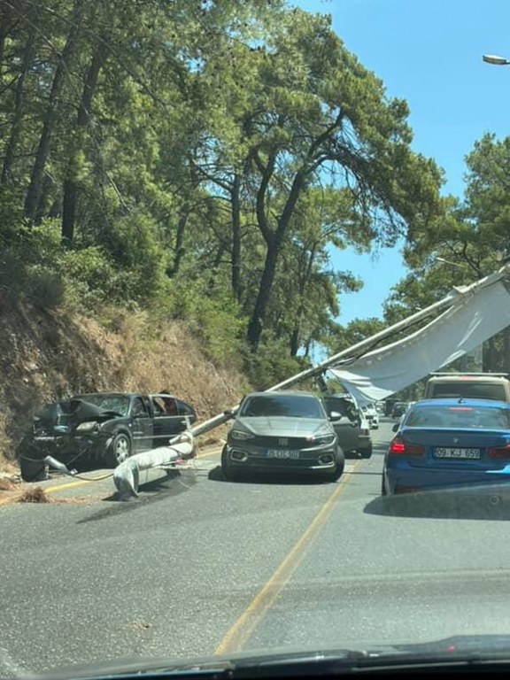 Freni patlayan araç aydınlatma direğine çarptı