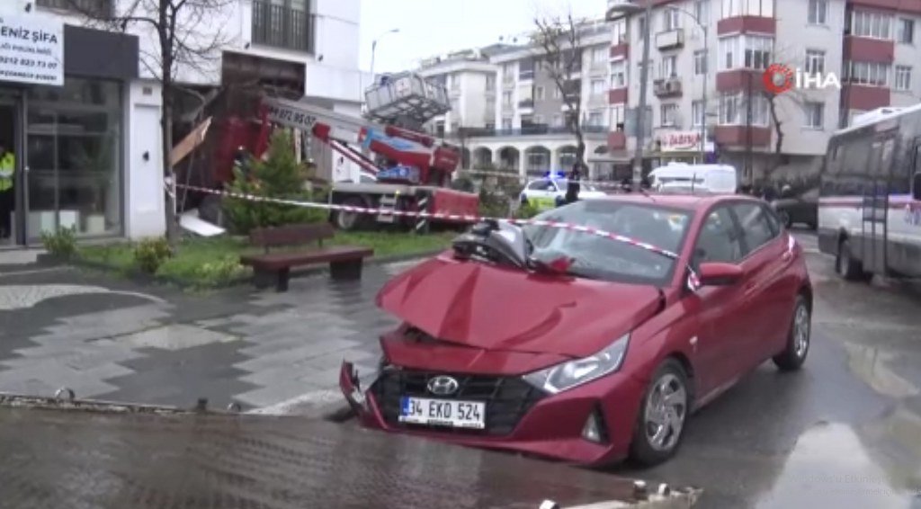 Sepetli vinç diş polikliniğine daldı: Yaralılar var