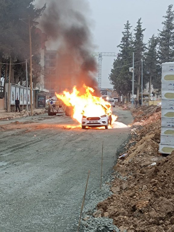 Doğalgaz borusundan çıkan alevlerle hafif ticari araç yandı