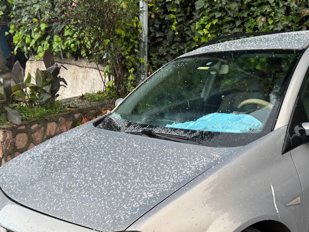 Ceviz büyüklüğünde dolu yağdı