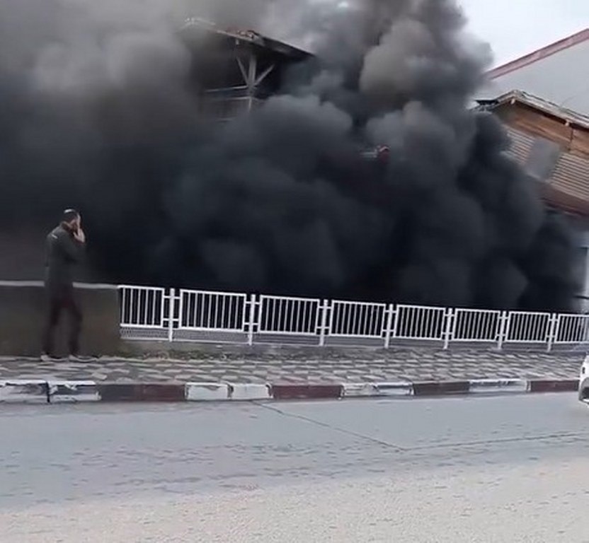Evden yükselen yoğun duman paniğe neden oldu
