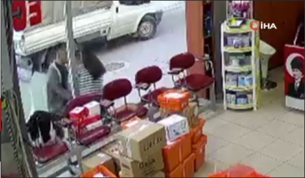 Hava almak için dışarı çıkan eczacının üzerine atladı: O anlar kamerada
