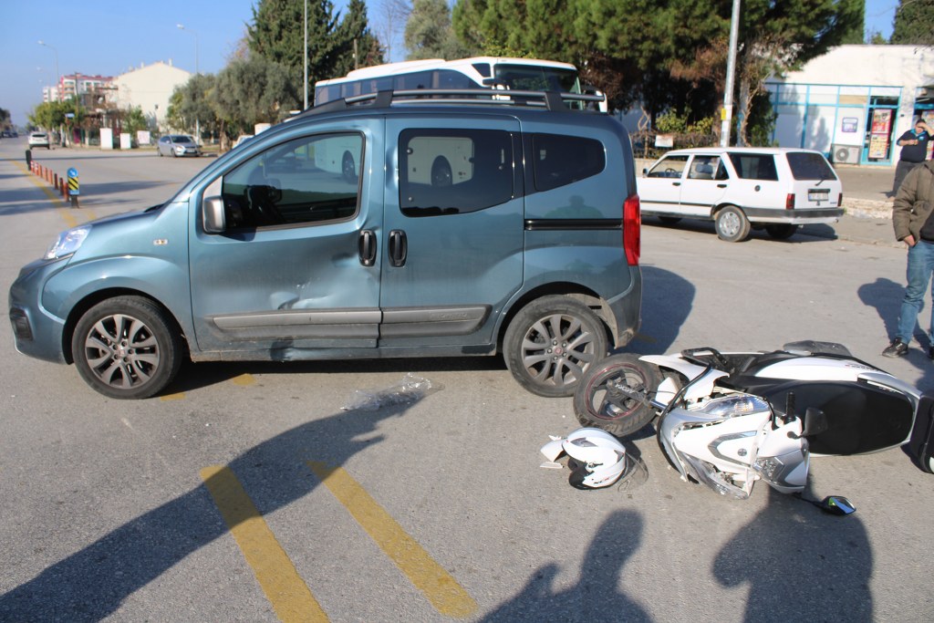 Ticari araç ile motosiklet çarpıştı: 1 yaralı