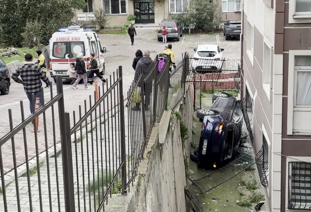 Ehliyetsiz sürücünün kullandığı otomobil apartmanın bahçesine uçtu