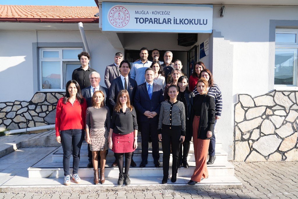 İl Müdürü Çay, Köyceğiz'de öğrenci ve öğretmenlerle bir araya geldi