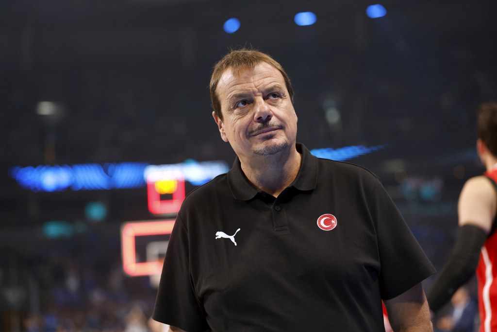  Ergin Ataman, Avrupa Şampiyonası'nın en iyi başantrenörü seçildi