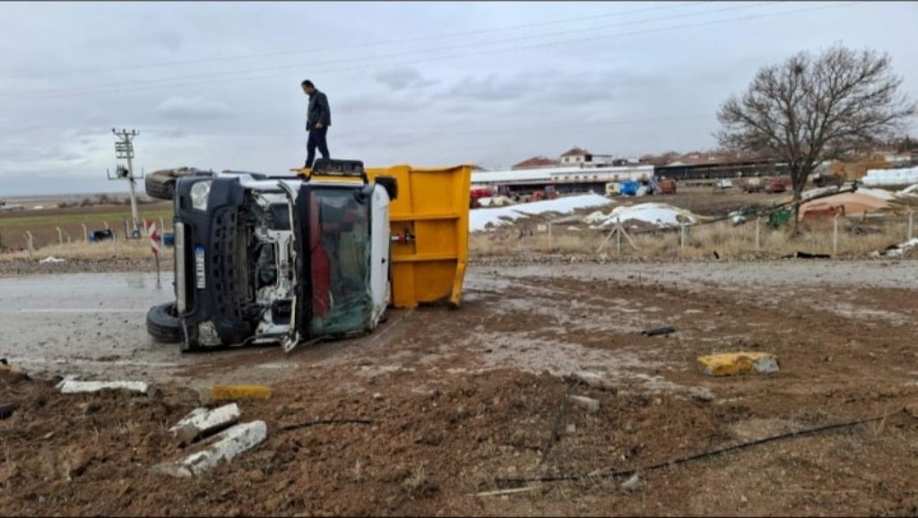 Kontrolden çıkan kamyon devrildi: 2 yaralı