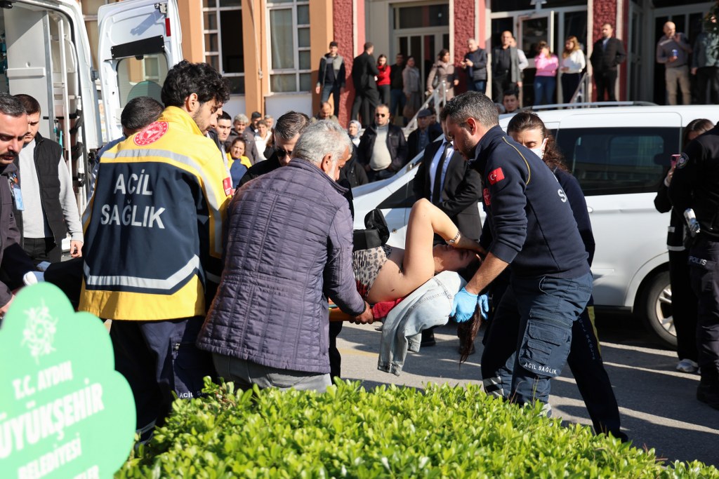 Boşanma duruşmasından çıktı, eşini sırtından bıçakladı