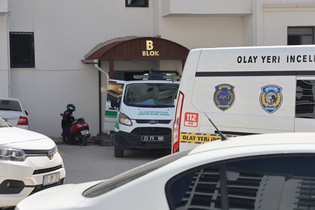 Evde eşi ile gördüğü adamı öldürdü: 