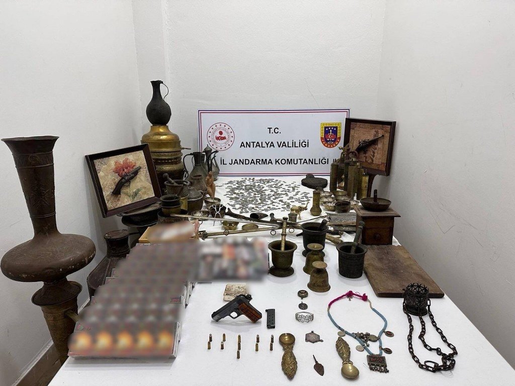 Tarihi eser ve kaçak eşya operasyonu