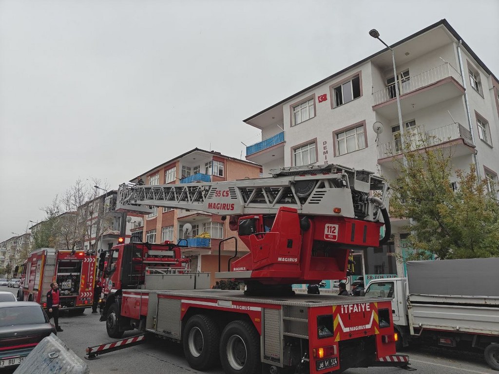 Kendini kilitlediği evini ateşe verdi