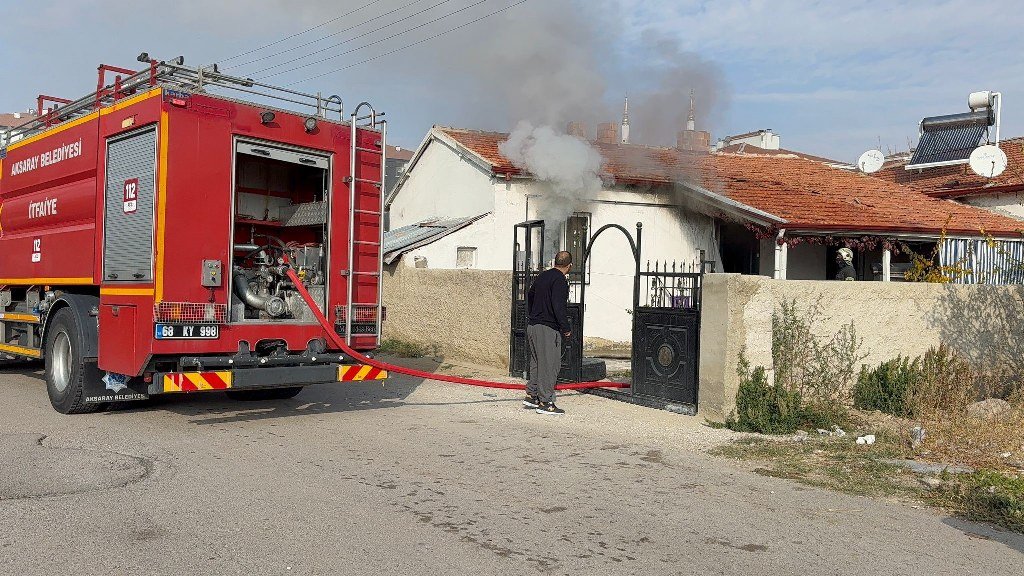 Annesinin evini ateşe verip kaçtı