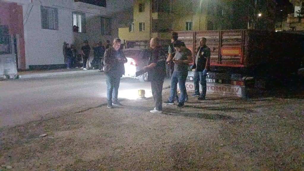 İki genç kız: Binanın en üst katındaki eve  3 el ateş edip kaçtı