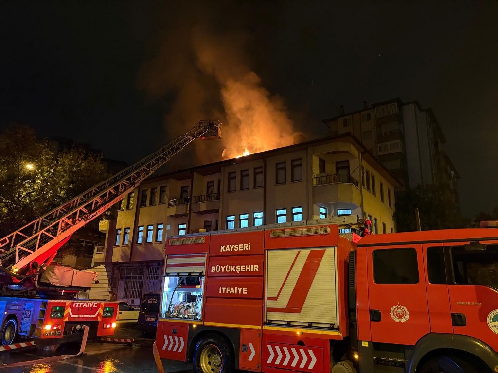 Eşi eve almayınca sinirlenip binanın çatısını yaktı: 1 gözaltı