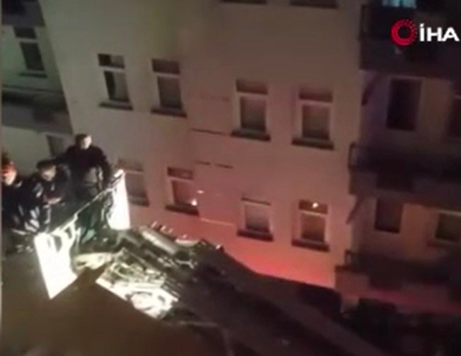 Evde mahsur kalan 2 çocuğu itfaiye ekipleri kurtardı