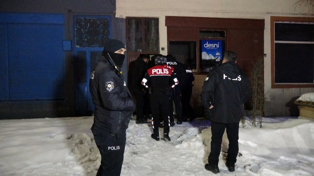 Evde zorla tutulduğunu iddia eden kadını polis ve itfaiye kurtardı