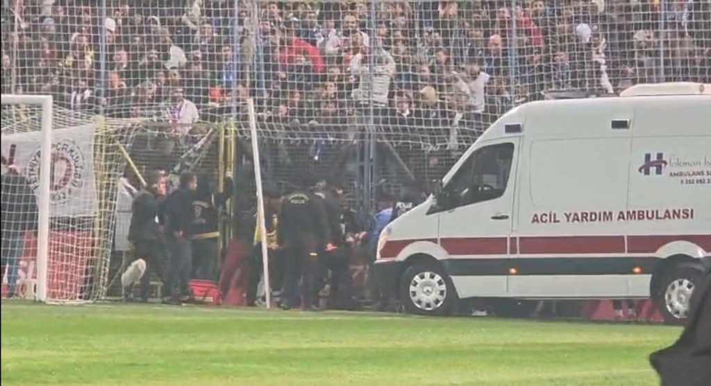  Türkiye Kupası maçı öncesi bir taraftar tribünden düştü