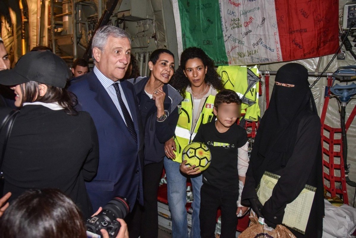 İsrail saldırısında 9 çocuğunu kaybeden doktor, oğluyla birlikte İtalya’ya getirildi