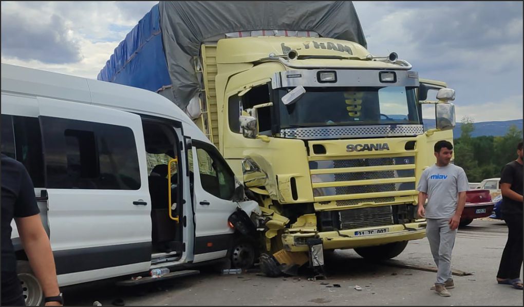Fındık işçilerini taşıyan minibüs ile kamyon çarpıştı: 8 yaralı