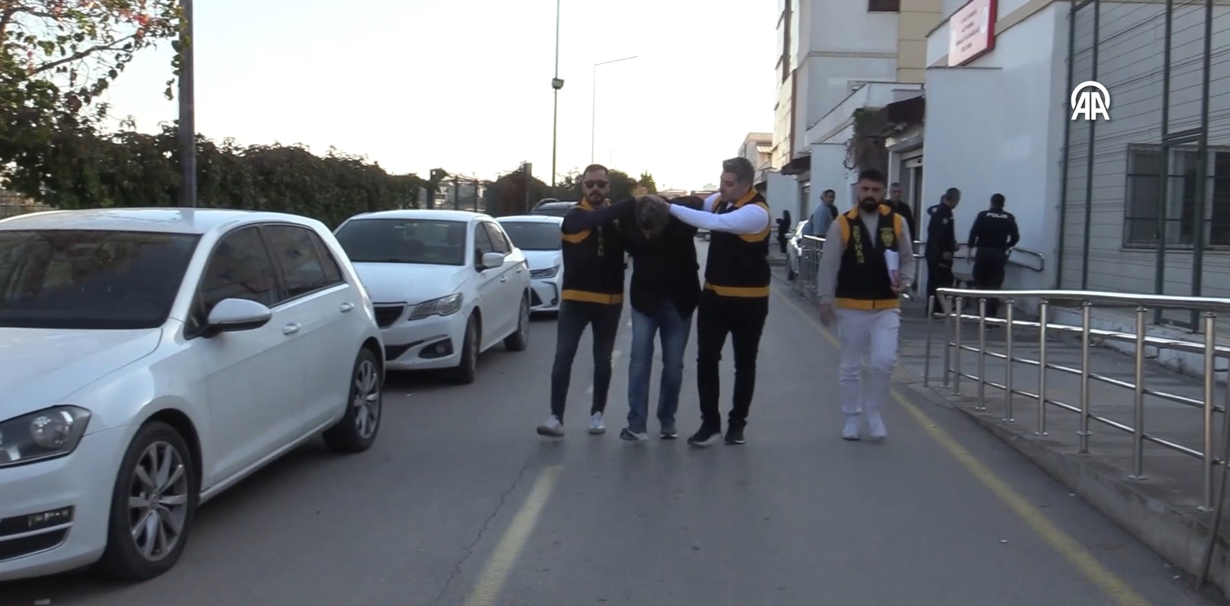 Firari hükümlü saklandığı villadan kaçmaya çalışırken yakalandı