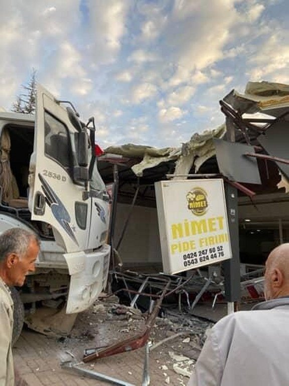 Freni patlayan kamyon fırına daldı