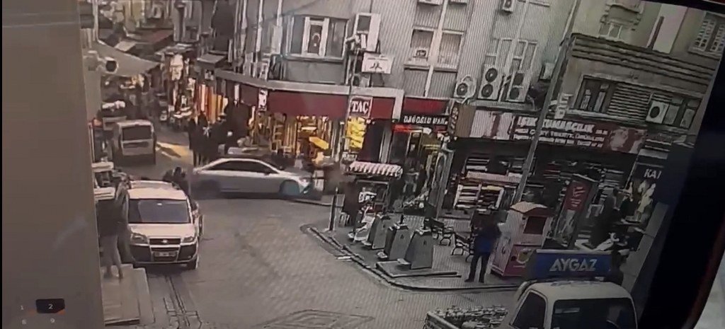 Fren yerine gaza basan sürücü vatandaşların arasına daldı