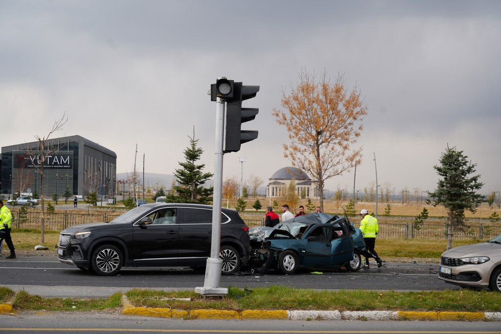 Kamyonun freni boşaldı, zincirleme kaza yaşandı: 2 yaralı