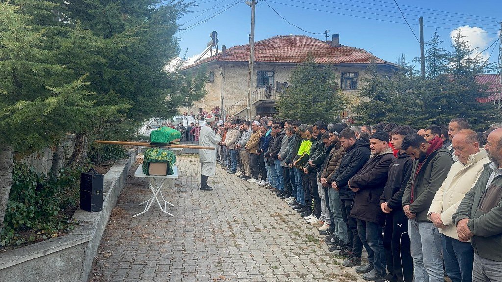 Anne ve kızları gözyaşlarıyla son yolculuğuna uğurlandı