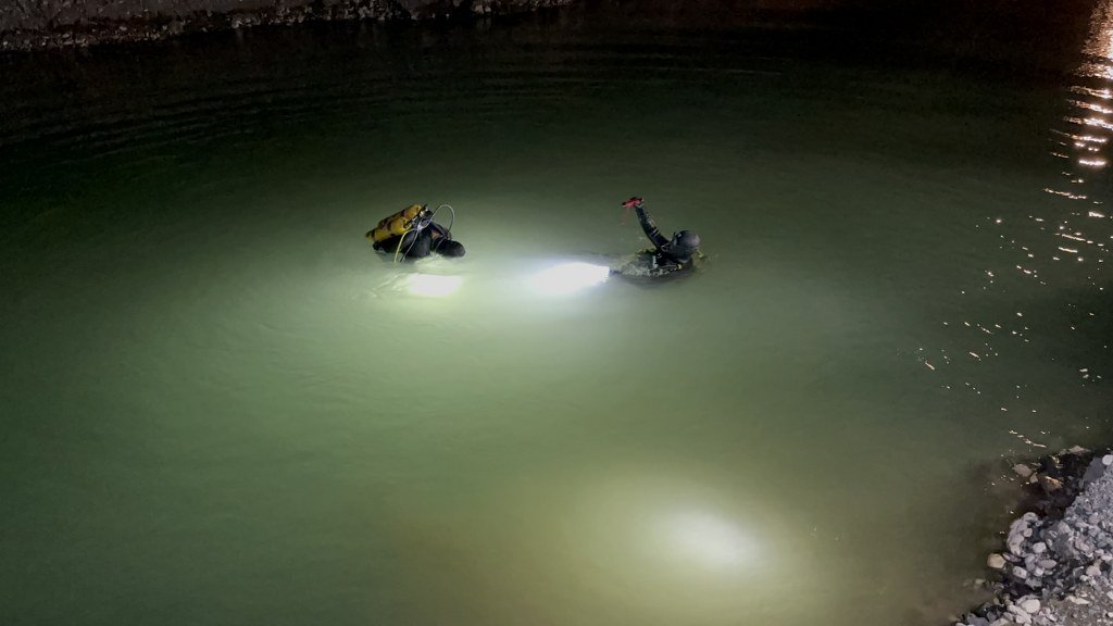  Gölete düşen kamyonet ekipleri harekete geçirdi