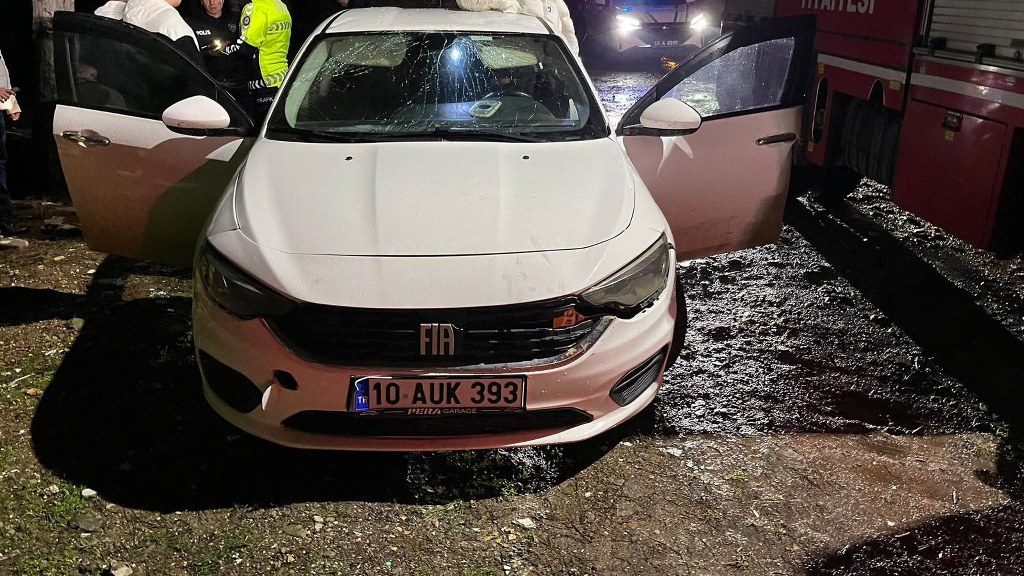 Park halindeki araçta patlama: 2 yaralı