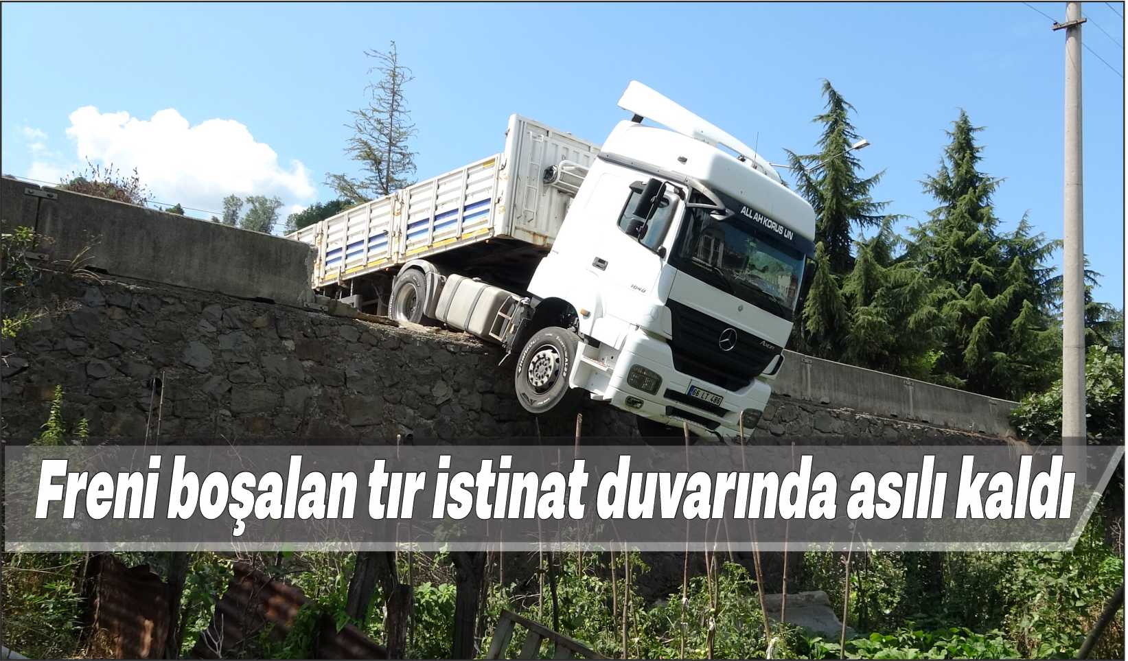 Freni boşalan tır yola sürüklendi, istinat duvarında asılı kaldı