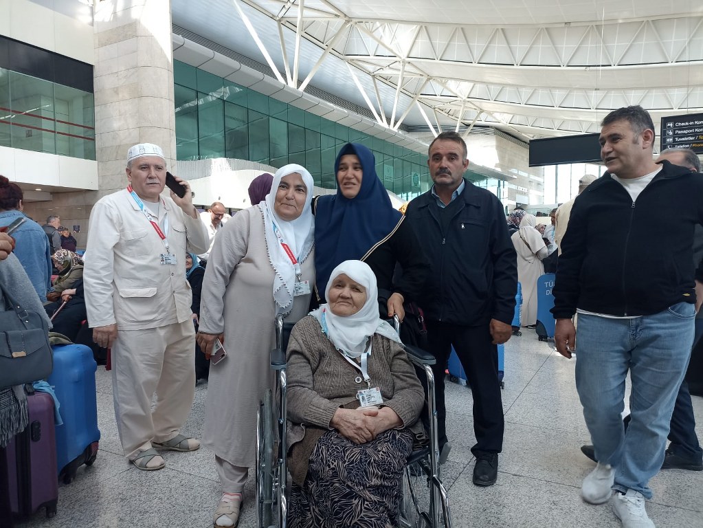 İlk hac kafilesi dualarla uğurlandı