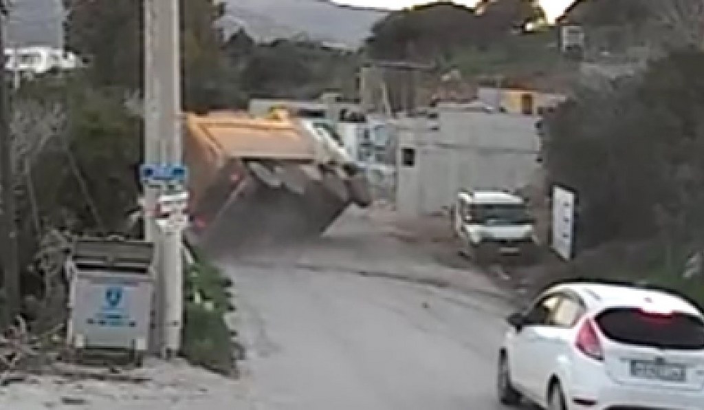 Hafriyat kamyonu devrildi: 1 yaralı