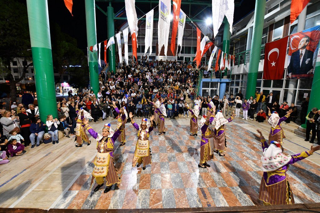 Festivale 7 farklı ülkeden 400 dansçı katıldı