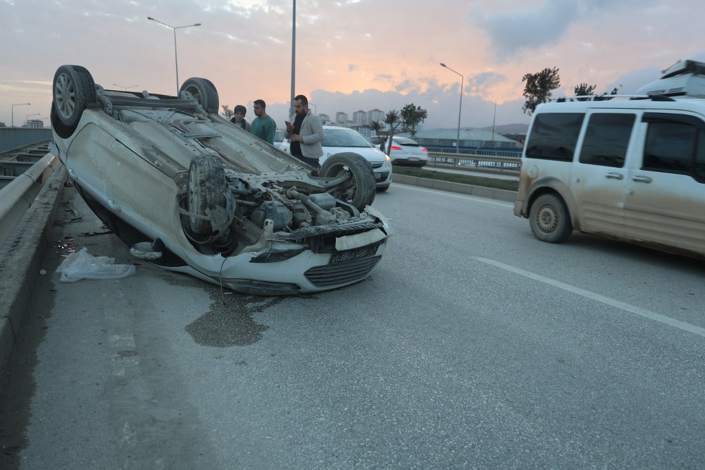 Otomobil takla attı: 3 yaralı