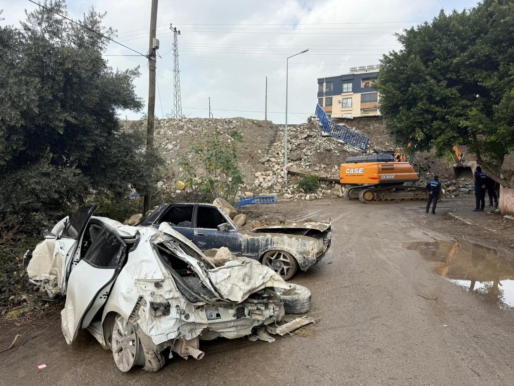 İstinat duvarının altında kalan araçlar demir yığını haline geldi