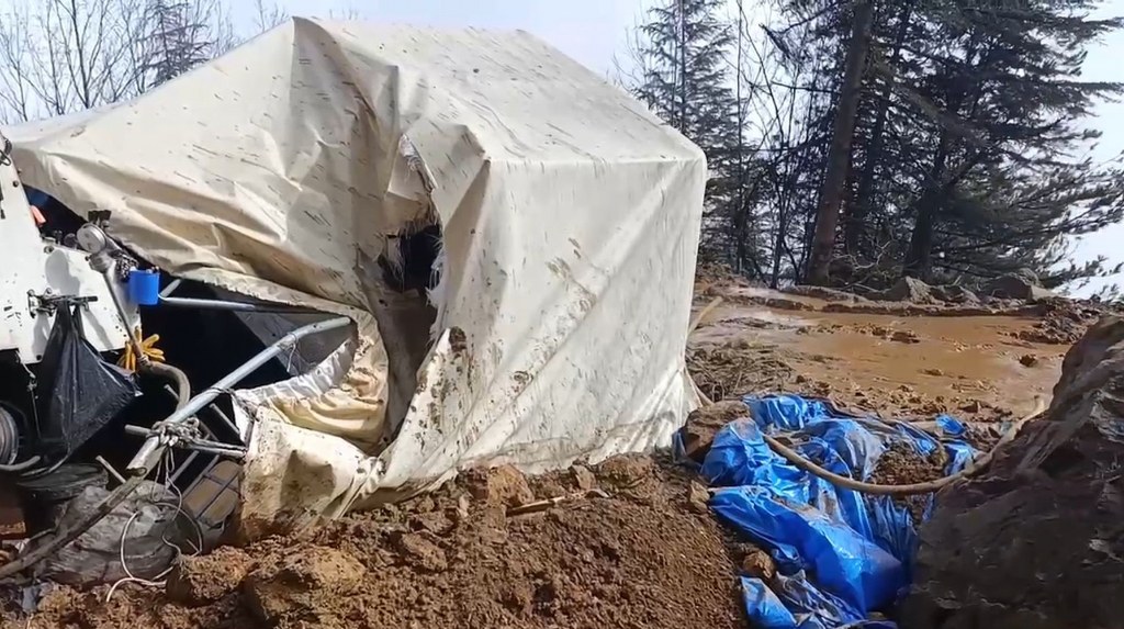 Üzerine kaya düşen işçi öldü