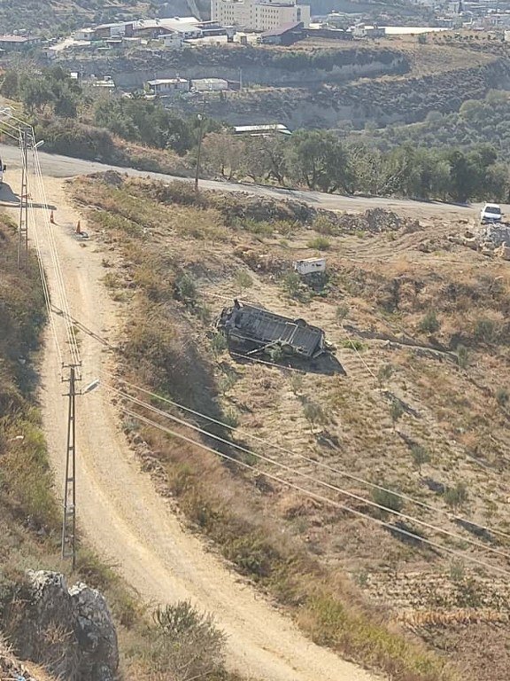  Uçurumdan yuvarlanan servisin sürücüsü yaralandı