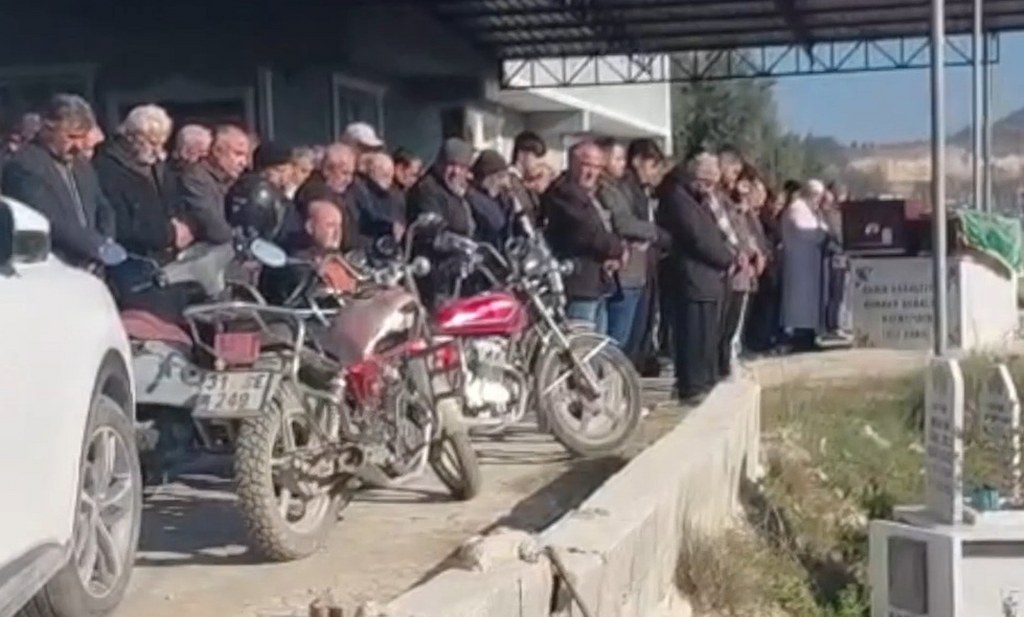 Otomobille çarpışan motosikletteki 2 kişi öldü