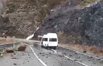 Minibüsün üzerine dev kayalar düştü, 3 kişi kurtuldu
