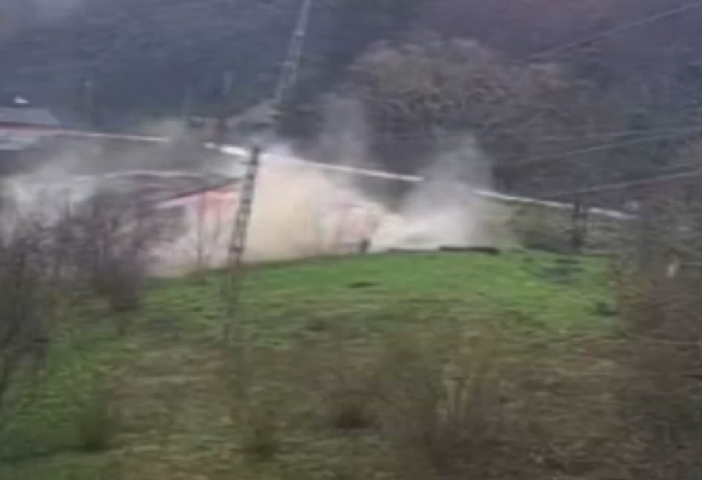 Heyelan sebebiyle tahliye edilen ev çöktü: O anlar kamerada