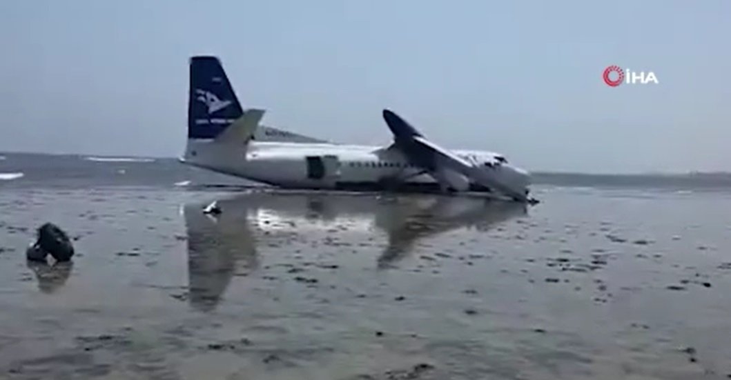 Yolcu uçağı Hint Okyanusuna acil iniş yaptı