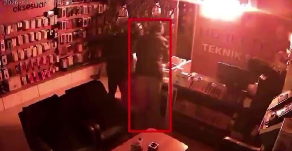 Parke taşıyla camları kırıp hırsızlık yaptılar