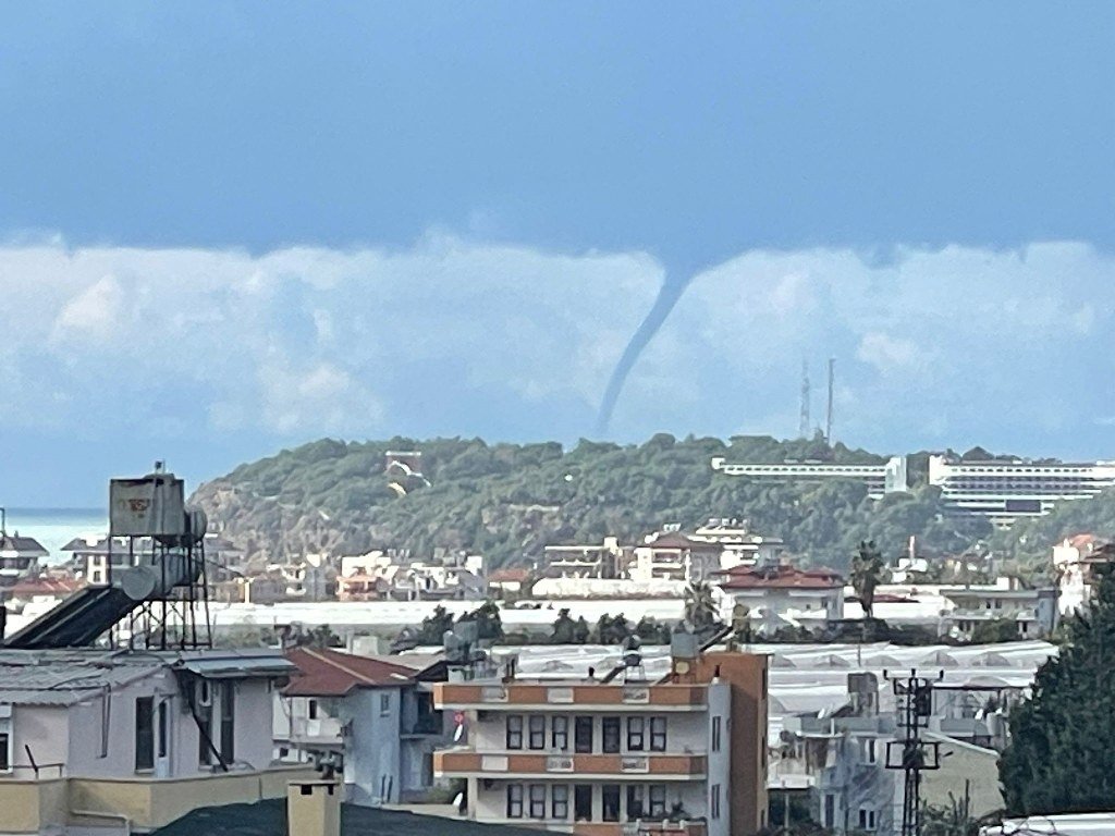 Denizde oluşan hortum kamerada