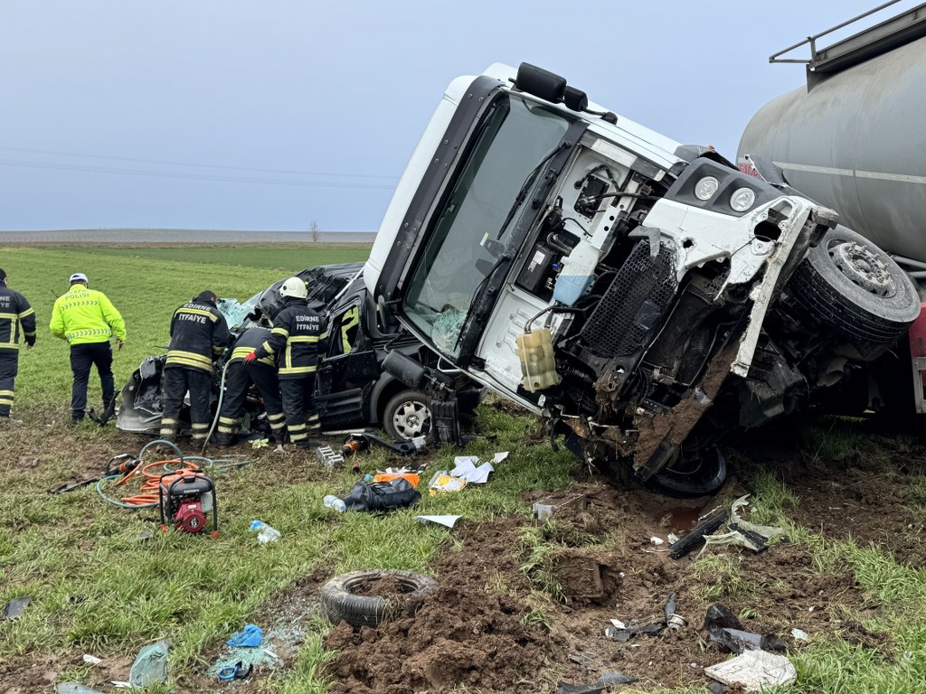 Hurdaya dönen otomobilin sürücüsü öldü